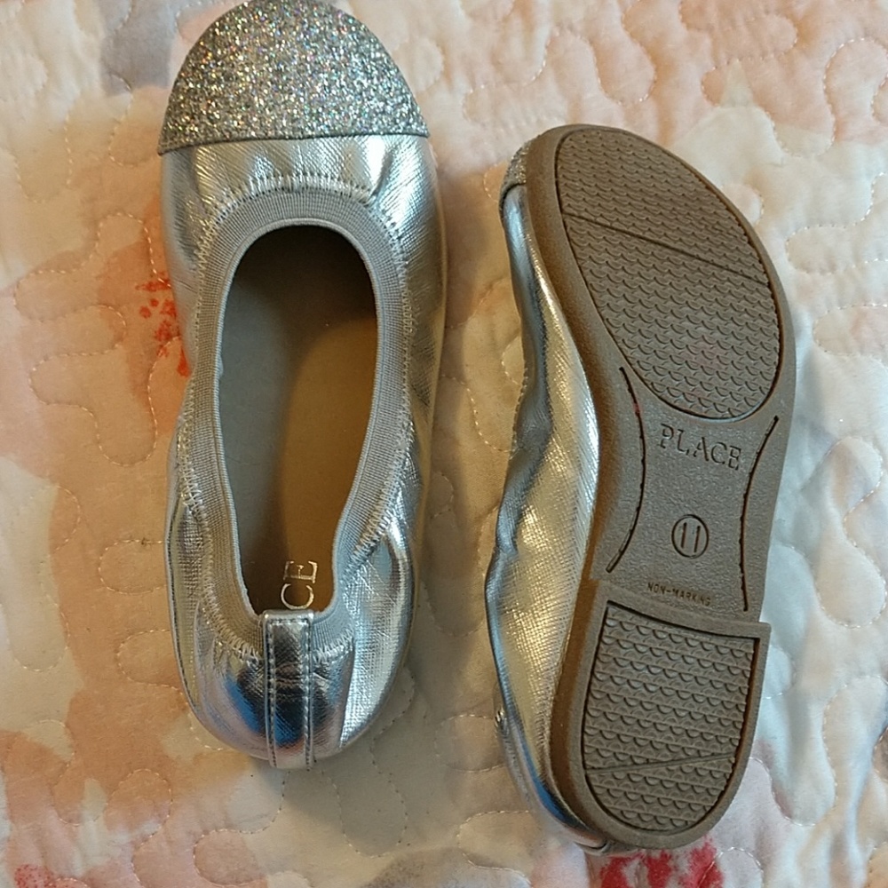 Nwt. Silver girls slip on shoes.